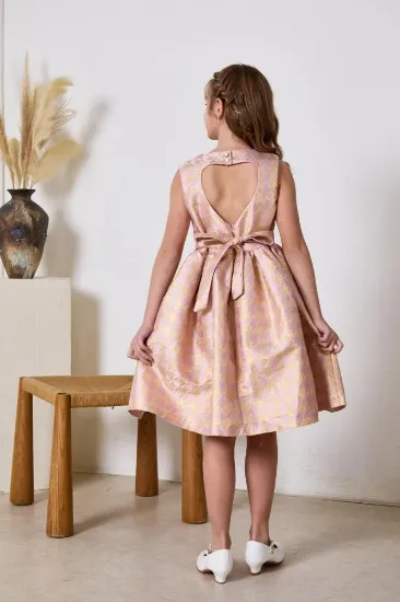 صورة فستان وردي بفيونكة بالخصر